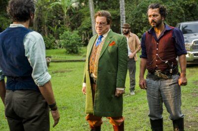 Santo (Domingos Montagner), Afrânio (Antonio Fagundes) e Cícero (Marcos Palmeira). Afrânio ameaça Santo.
(Foto: Globo/João Miguel Júnior)