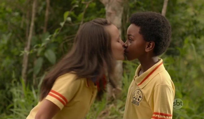 Maria Joaquina (Larissa Manoela e Cirilo (Jean Paulo Campos) em cena de "Carrossel - O Filme" (Foto: Reprodução/SBT)