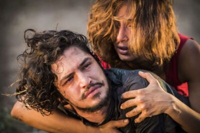 Miguel (Gabriel Leone) pergunta o que Tereza (Camila Pitanga) tem pra contar. Tereza conta que Miguel é filho de Santo (Domingos Montagner)
(Foto: Globo/Caiuá Franco)