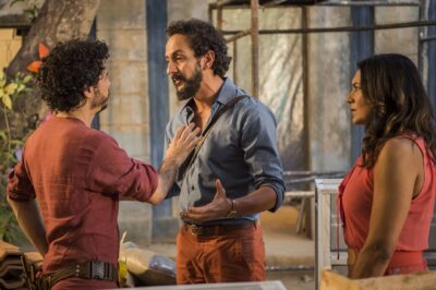 Bento (Irandhir Santos) e Martim (Lee Taylor) discutem. Beatriz (Dira Paes) observa.
(Foto: Globo/Caiuá Franco)