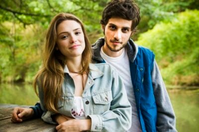 Pedro (Chay Suede) e Helô (Isabelle Drummond) nos anos 90 em 