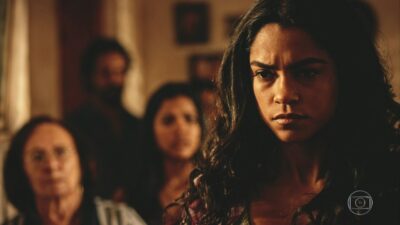 Luzia (Lucy Alves) em cena de 