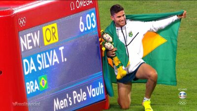 Thiago Braz comemora o ouro no atletismo, que rendeu maior audiência da Olimpíada na Globo, ontem (15)
(Foto: Reprodução/Globo)