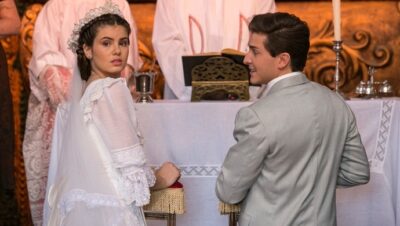 Mafalda (Camila Queiroz) e Romeu (Klebber Toledo) em cena de 