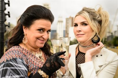 Teodora (Grace Gianoukas) e Estelinha (Julia Faria) em cena de 