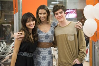 Luiza (Barbara Maia), Tânia (Deborah Secco) e Fábio (Caio Manhente)
(Foto: Globo/Cesar Alves)