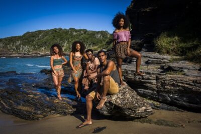 As Caiçaras - Chica (Tatiana Tiburcio), Vanda (Cinara Leal), Dora (Juliana Alves) , Julia (Erika Januza) com Tiago (Marcello Melo Jr.)
(Foto: Globo/João Miguel Junior)