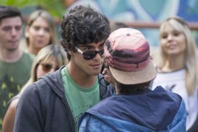 Jabá (Fabio Scalon) e Lucas (Bruno Guedes) em cena de 