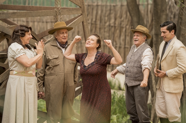 Eponina (Rosi Campos), Pandolfo (Marco Nanini), Cunegundes (Elizabeth Savala), Quinzinho (Ary Fontoura) e o engenheiro (Claudio Andrade Junior) (Foto: Globo/João Cotta)