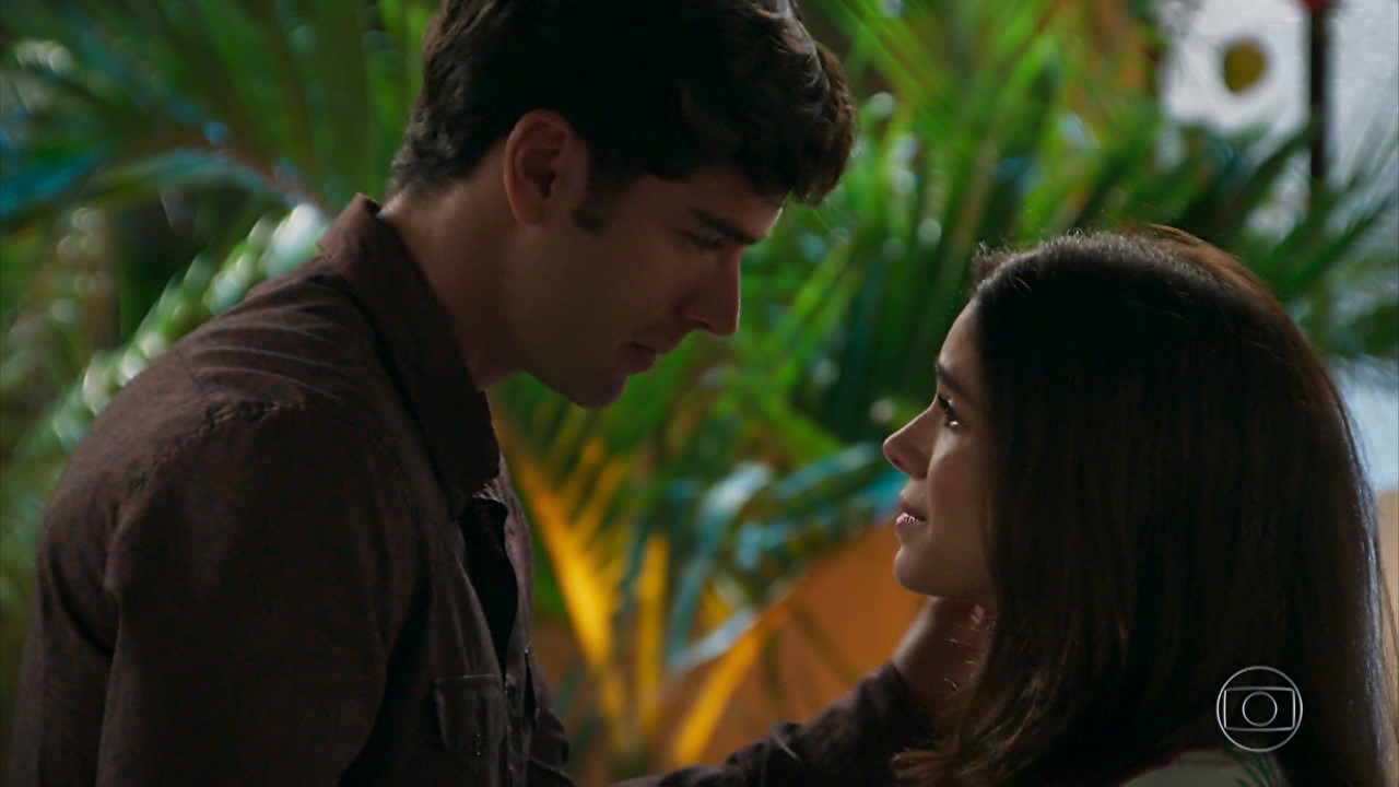 Felipe (Marcos Pitombo) e Shirlei (Sabrina Petraglia) em cena de "Haja Coração" (Foto: Reprodução/Globo)