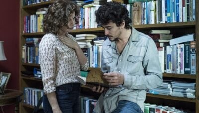 Elisa (Debora Bloch) e Vicente (Jesuita Barbosa) em cena de 