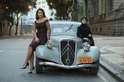 Veronica (Débora Falabella) e Beatriz (Bruna Marquezine) em 