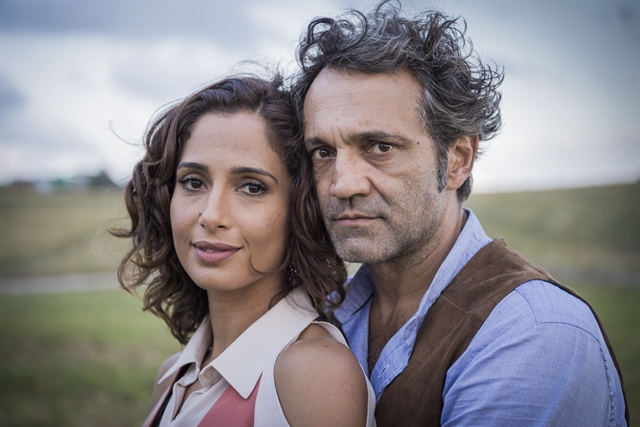 Camila Pitanga (Tereza) e Domingos Montagner (Santo) em "Velho Chico" (Foto: Globo/Caiuá Franco)