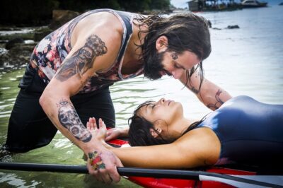 Ralf (Henri Castelli) surpreende Hirô (Carolina Nakamura) com beijo, em 