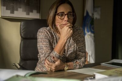 Gloria Pires como juíza na série 