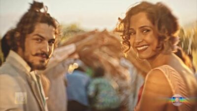 Miguel (Gabriel Leone) e Tereza (Camila Pitanga) aos olhos de Santo
(Foto: Reprodução/Globo)