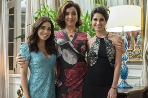 Shirlei (Sabrina Petraglia), Francesca (Marisa Orth) e Carmela (Chandelly Braz) (Foto: Globo/João Cotta)