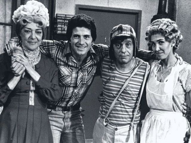 Elenco de "Chaves" no episódio em que recebem o ator Héctor Bonilla (Foto: Divulgação)