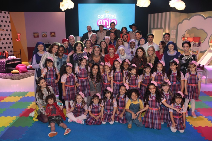 Elenco completo de "Carinha de Anjo", autoras Iris Abravanel e Leonor Corrêa, e diretor-geral, Ricardo Mantoanelli, na coletiva (Foto: Lourival Ribeiro/SBT) retrospectiva