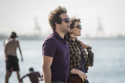 Tiago (Humberto Carrão) e Isabela (Alice Wegmann) no Rio de Janeiro
(Foto: Globo/João Cotta)