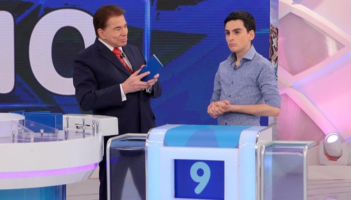 Dudu Camargo ao lado de Silvio Santos durante participação no "Jogos das Três Pistas" (Foto: Lourival Ribeiro/SBT)