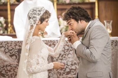 Letícia (Isabella Santoni) e Tiago (Humberto Carrão) em cena de 'A Lei do Amor'
(Foto: Globo/Mauricio Fidalgo)