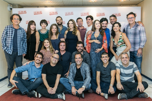 Equipe de direção, elenco e redatores do 'Tá no Ar' (Foto: Globo/Raquel Cunha)