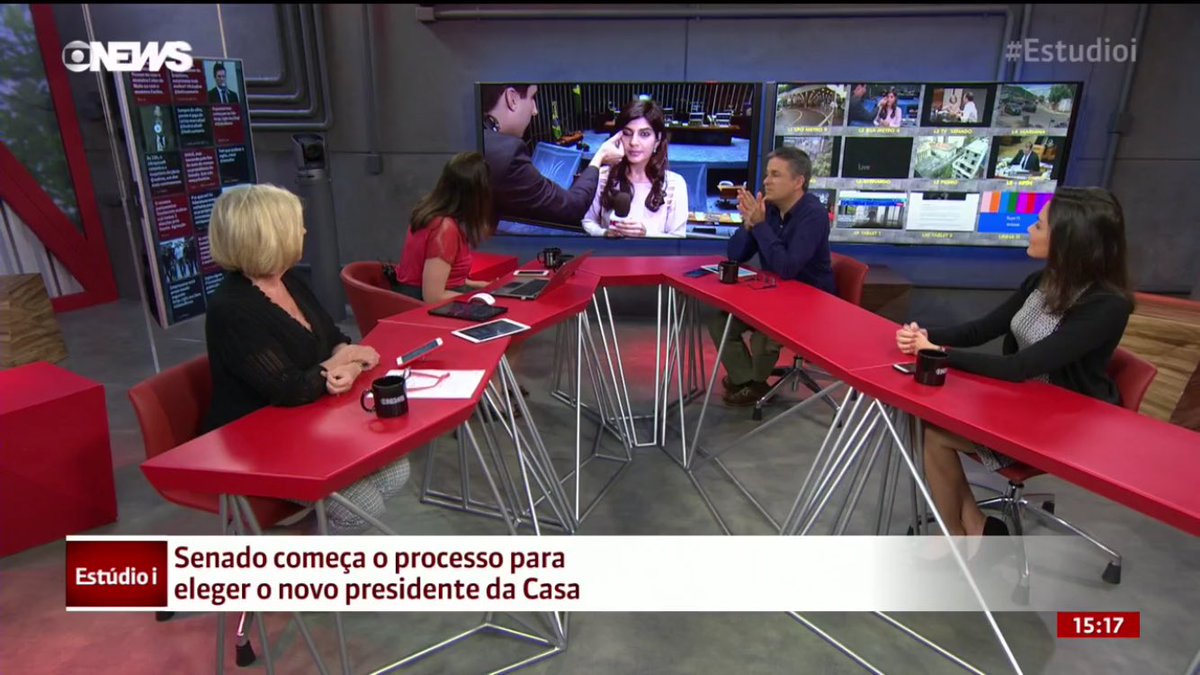 Murilo Salviano maquia Andreia Sadi ao vivo na GloboNews (Foto: Reprodução/GloboNews)