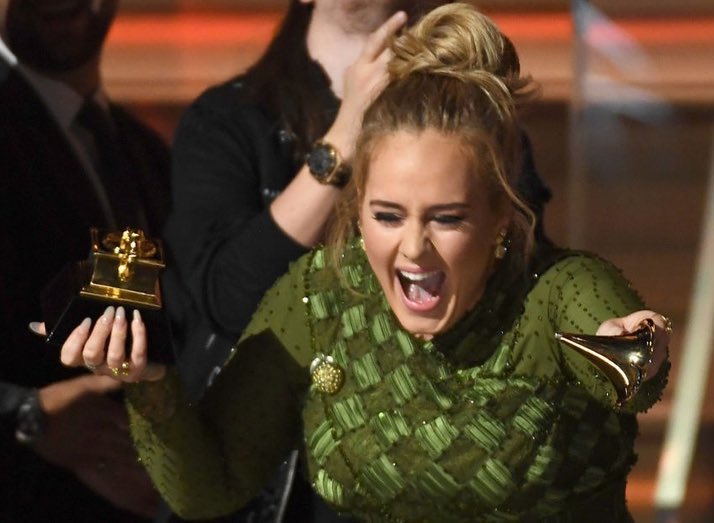 Em Atitude Inusitada Adele Quebra O Grammy E Comparada A Meninas