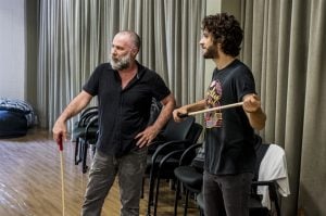 Leopoldo Pacheco e Chay Suede na aula de luta/ espada (Foto: Globo/João Cotta)