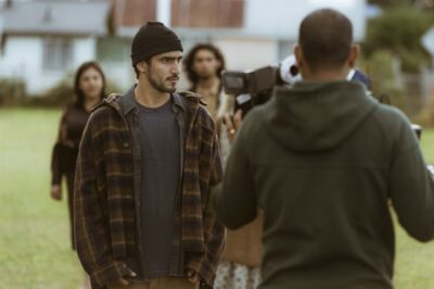 Renato Góes (Renato) nos bastidores de gravação de 