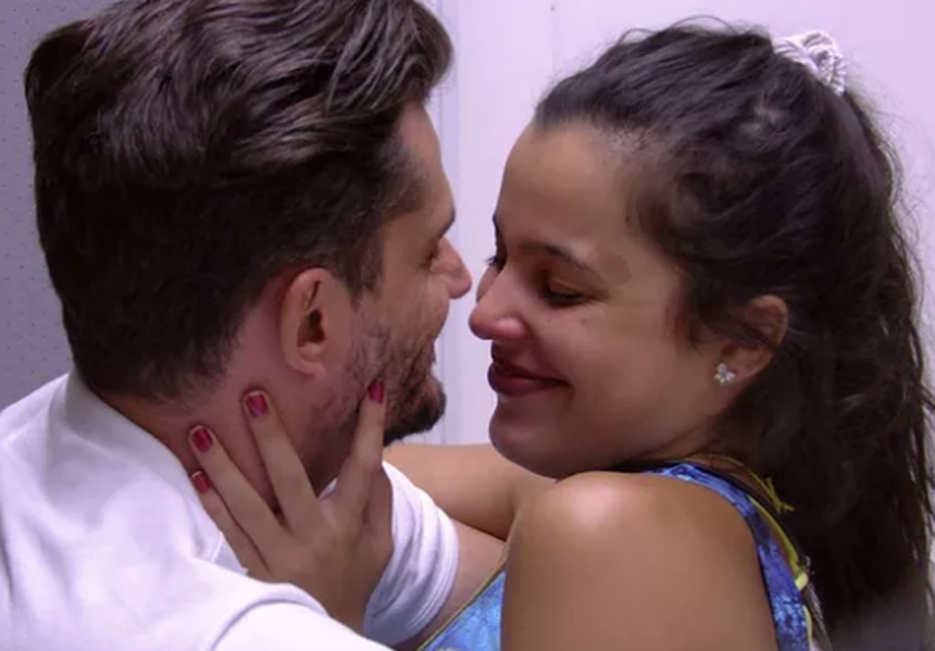 BBB Marcos dorme completamente pelado ao lado de Emilly após festa TV Foco