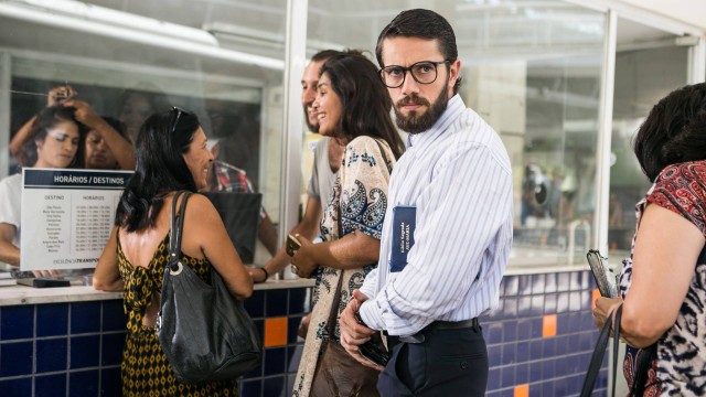 "Sol Nascente": César se disfarça de religioso para fugir da polícia (Foto: Divulgação)