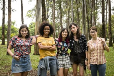 Keyla (Gabriela Medvedovski), Ellen (Heslaine Vieira), Tina (Ana Hikari), Lica (Manoela Aliperti) e Benê (Daphne Bozaski)
(Foto: Globo/Ramón Vasconcelos)