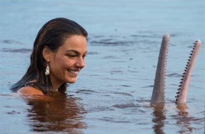 Ritinha (Isis Valverde) brincando com os botos
(Foto: Globo/Estevam Avellar)