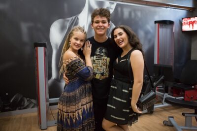 Belinha (Valentina Bulc), Arthur (Gabriel Kaufmann) e Júlia (Livian Aragão)
(Foto: Globo/Tata Barreto)