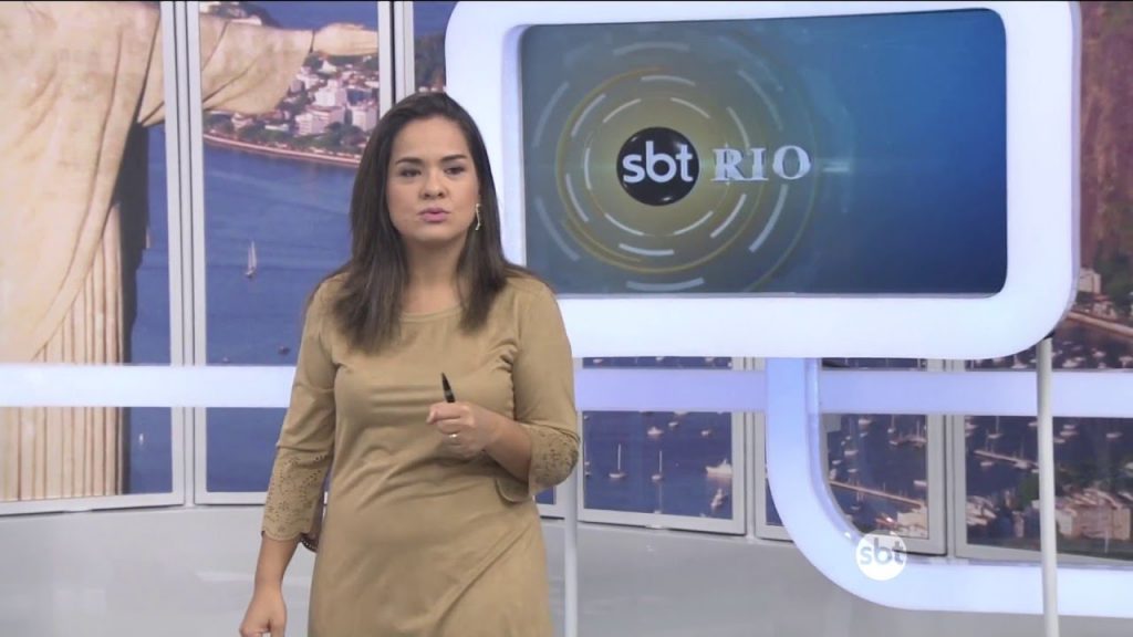 A jornalista Isabele Benito no comando do "SBT Rio" mitou ao falar sobre sequestrador de ônibus