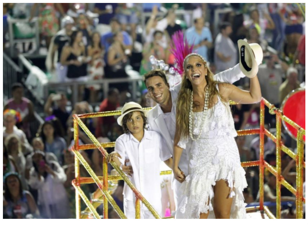 Ivete Sangalo com marido e filhos em desfile que a homenageou na Grande Rio (Foto Purepeople)