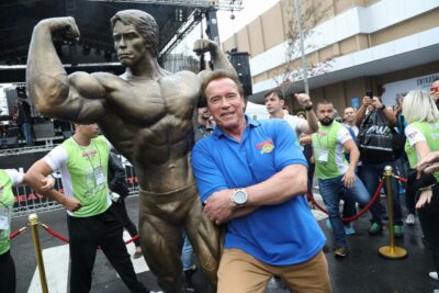 Arnold Schwarzenegger posa junto de sua estátua no Transamérica Expo Center (Foto: Rodrigo Dod/Savaget)