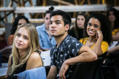 Isabella Scherer, Bruno Gadiol e Heslaine Vieira antes da leitura de texto de 