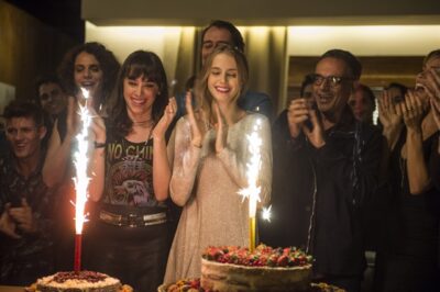 Lica (Manoela Aliperti) e Clara (Isabella Scherer) comemorando aniversário em 'Malhação: Viva a Diferença'
(Foto: Globo/Mauricio Fidalgo)