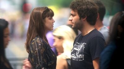 Isabela e Tiago se encontram na rua (Foto: Reprodução / TV Globo)