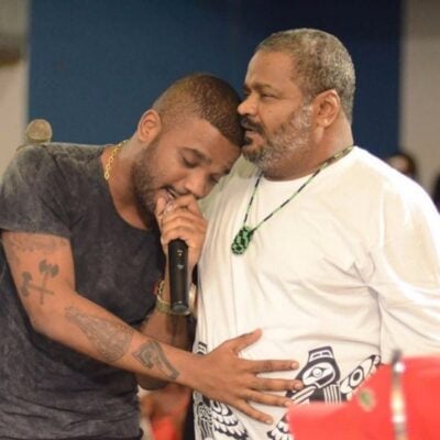 Arlindo e o pai durante show. (Foto: Reprodução/Instagram)