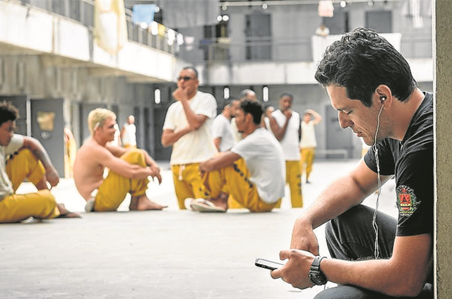 Rodrigo prefere ficar quietinho, num canto, antes de começar a grava. (Foto: Ramon Vasconcellos/TV Globo)