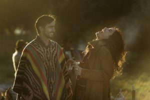 Renato (Renato Góes) e Rimena (Maria Casadevall) durante a festa de preparo do curanto (Foto: Globo/Mauricio Fidalgo)