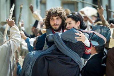 Joaquim (Chay Suede) tira Anna (Isabelle Drummond) do meio da multidão em 'Novo Mundo'
(Foto: Globo/Raquel Cunha)