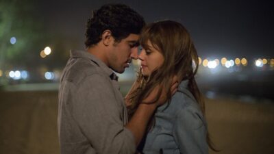 Renato (Renato Góes) e Alice (Sophie Charlotte) em cena de 