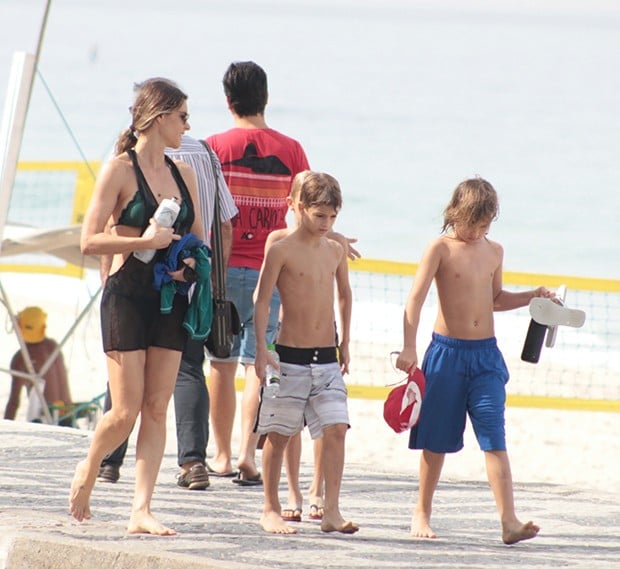 Fernanda Lima passeia com os filhos (Foto: J.C. Pereira/ Agnews)