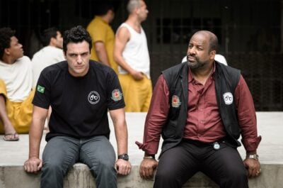 Rodrigo Lombardi e Aílton Graça em 'Carcereiros' (Foto: Ramón Vasconcelos/ TV Globo)