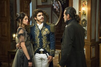 Domitila (Agatha Moreira), Pedro (Caio Castro) e Bonifácio (Felipe Camargo) em 'Novo Mundo'
(Foto: Globo/Estevam Avellar)